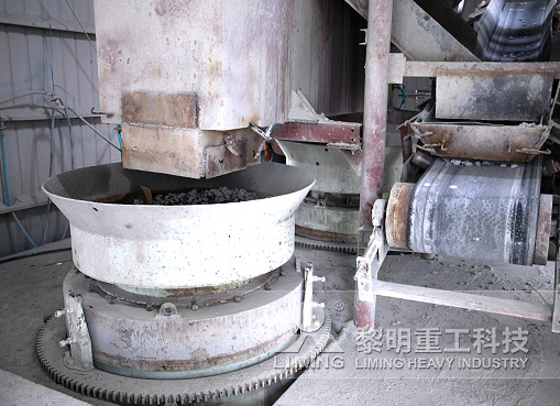 Which large stone crushers have a daily production capacity of 10,000 tons?